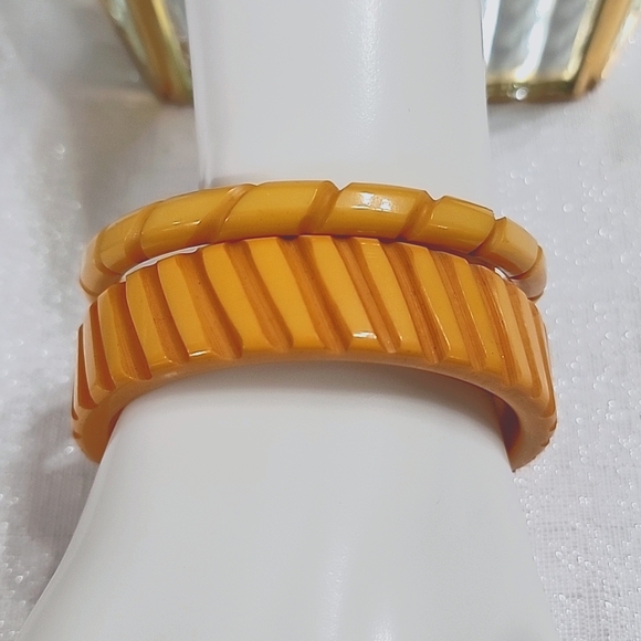 Bakelite Butterscotch Molded Carved Vintage Bangle Bracelet Set of Two - Picture 3 of 11